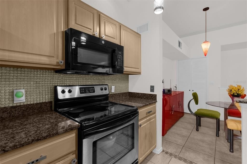 For Sale: $144,900 (1 beds, 1 baths, 948 Square Feet)