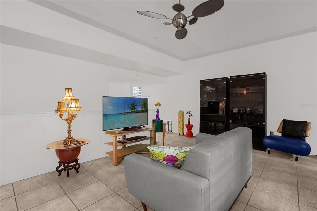 For Sale: $144,900 (1 beds, 1 baths, 948 Square Feet)