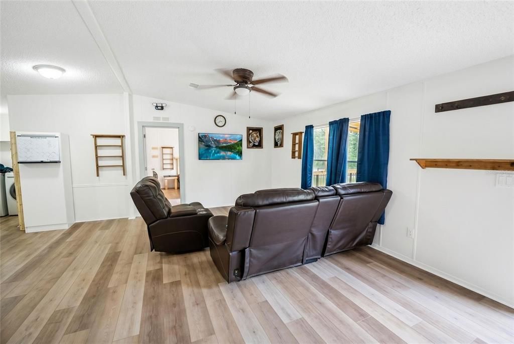 For Sale: $220,000 (3 beds, 2 baths, 1056 Square Feet)