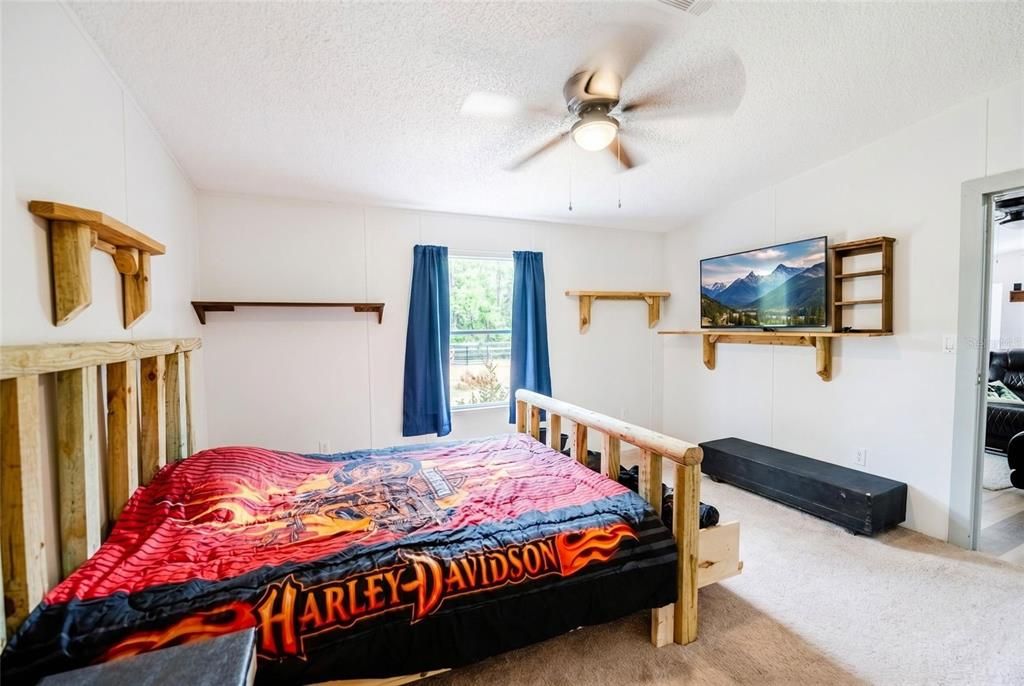 For Sale: $220,000 (3 beds, 2 baths, 1056 Square Feet)