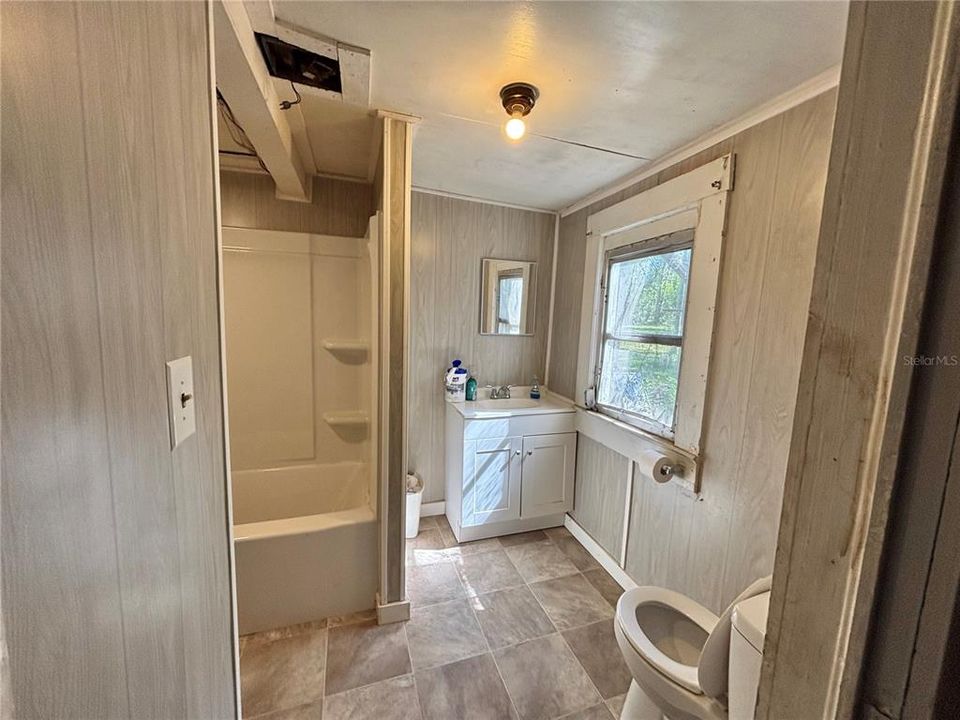 合同活跃: $189,999 (4 贝兹, 2 浴室, 1712 平方英尺)