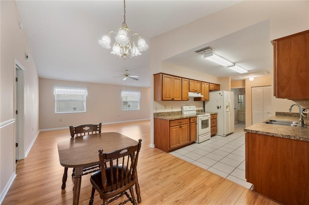 En Venta: $229,900 (2 camas, 2 baños, 1441 Pies cuadrados)