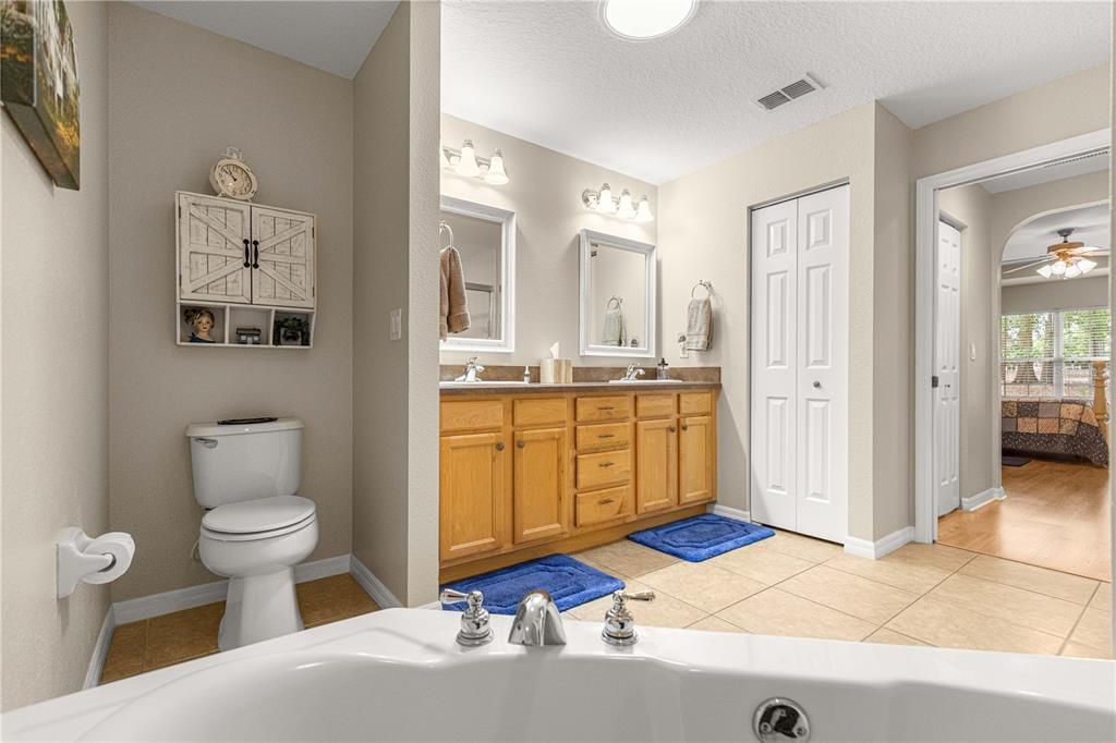Active With Contract: $274,900 (3 beds, 2 baths, 1573 Square Feet)