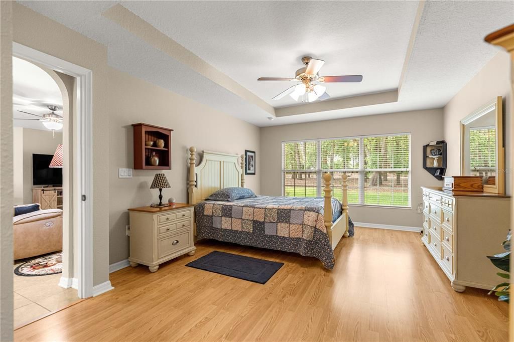 Active With Contract: $274,900 (3 beds, 2 baths, 1573 Square Feet)