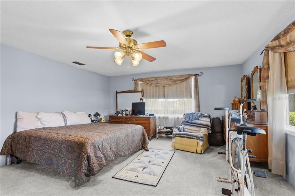 For Sale: $714,900 (4 beds, 2 baths, 3570 Square Feet)