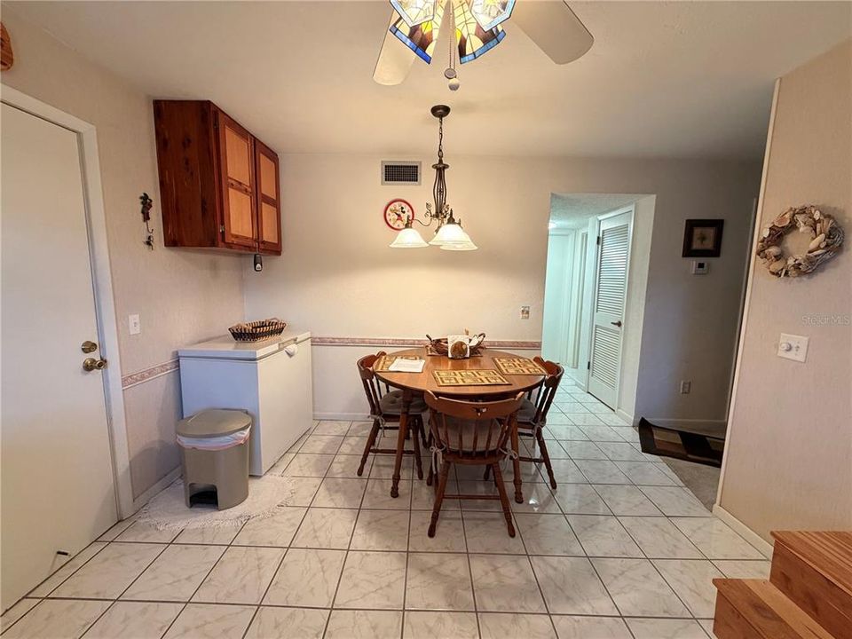 For Sale: $189,000 (2 beds, 1 baths, 832 Square Feet)