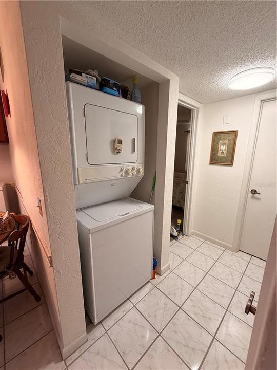 For Sale: $189,000 (2 beds, 1 baths, 832 Square Feet)