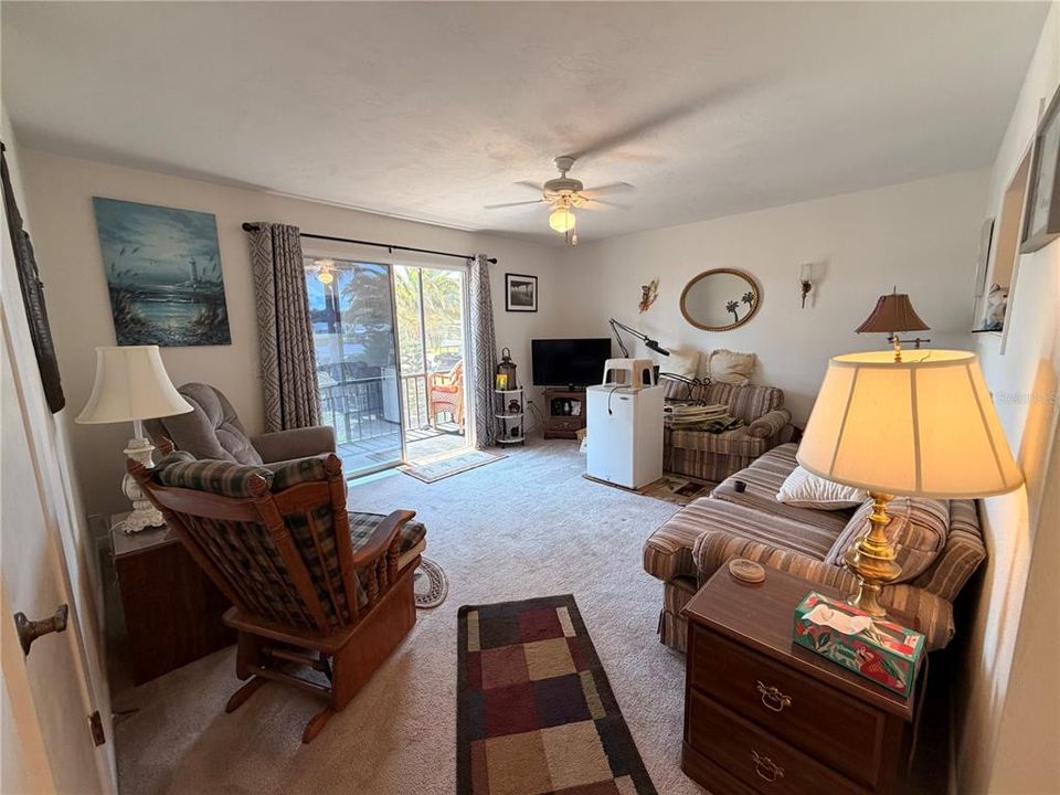 For Sale: $189,000 (2 beds, 1 baths, 832 Square Feet)