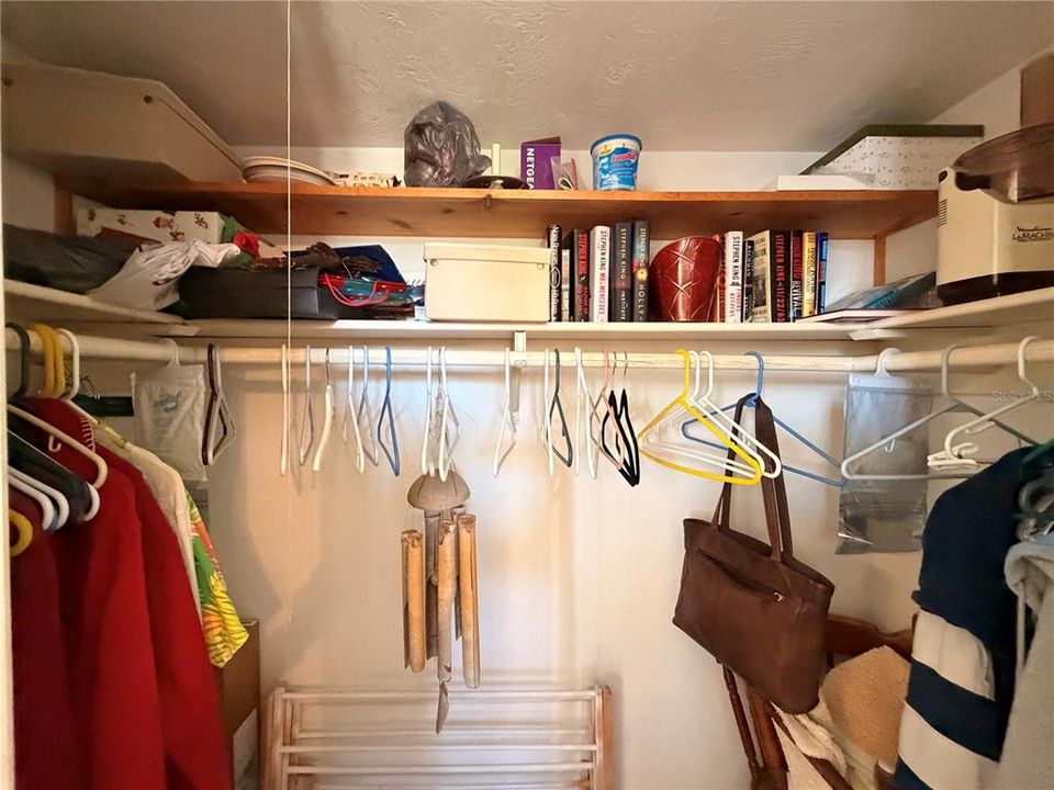 For Sale: $189,000 (2 beds, 1 baths, 832 Square Feet)