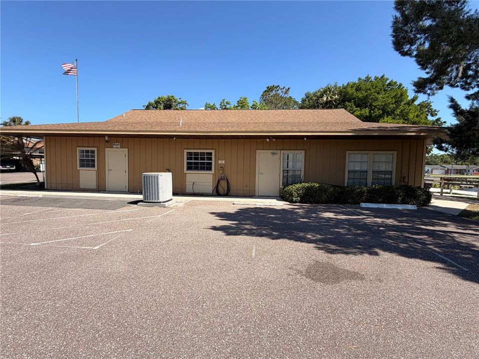 For Sale: $189,000 (2 beds, 1 baths, 832 Square Feet)
