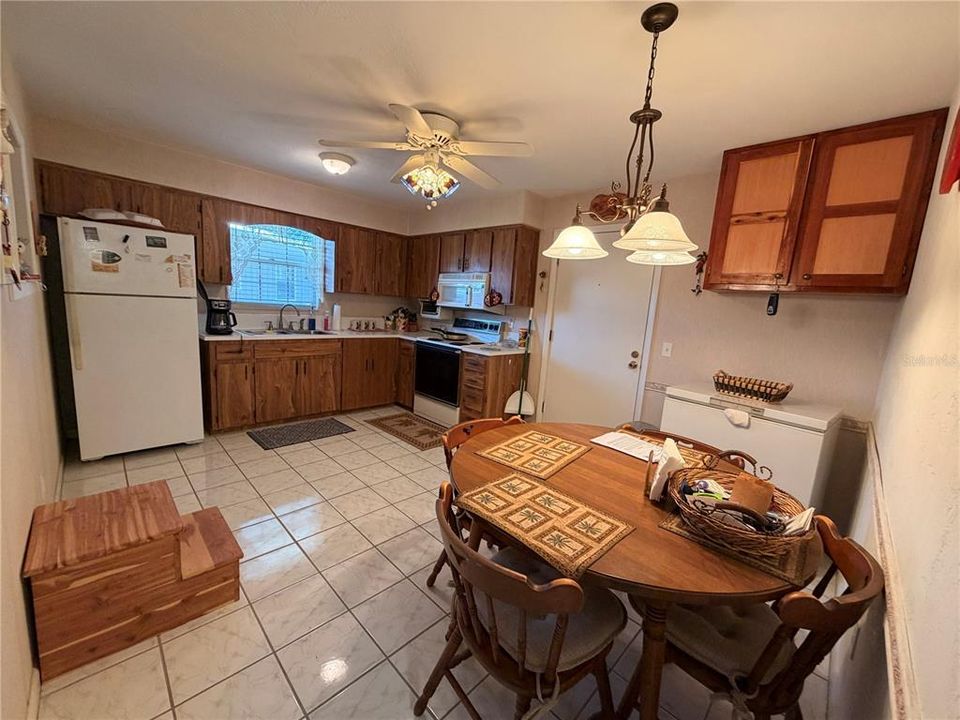 For Sale: $189,000 (2 beds, 1 baths, 832 Square Feet)