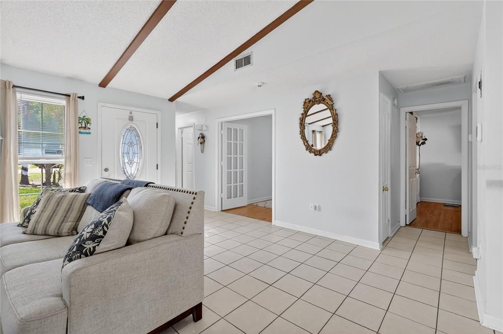 Под контрактом: $269,900 (3 спален, 2 ванн, 1184 Квадратных фут)