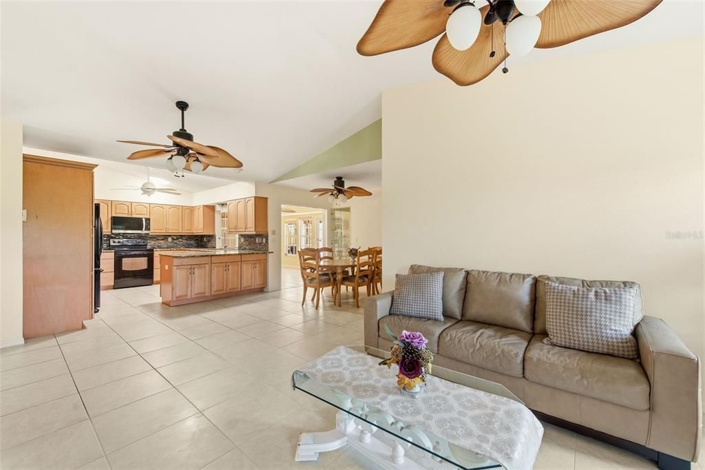 En Venta: $799,000 (2 camas, 2 baños, 2298 Pies cuadrados)