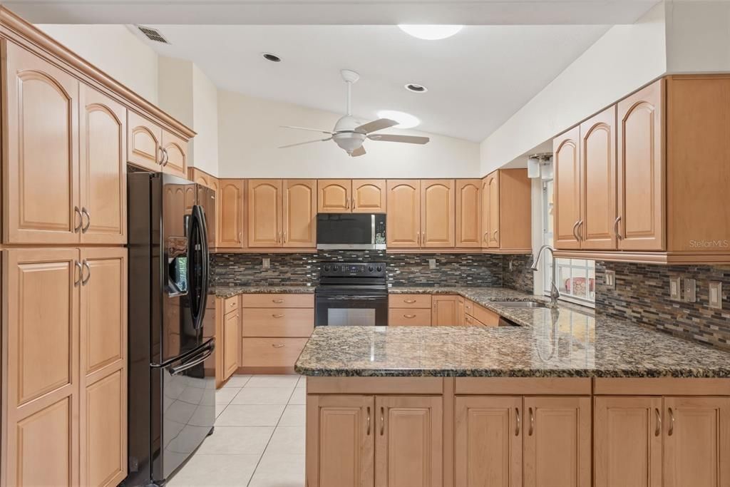 En Venta: $799,000 (2 camas, 2 baños, 2298 Pies cuadrados)