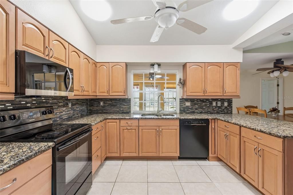 En Venta: $799,000 (2 camas, 2 baños, 2298 Pies cuadrados)