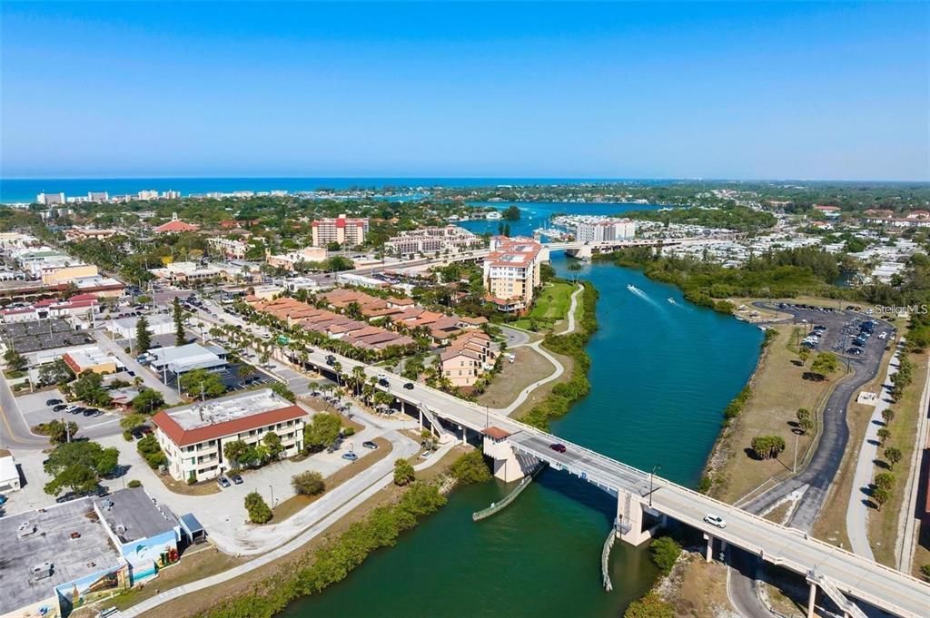 En Venta: $799,000 (2 camas, 2 baños, 2298 Pies cuadrados)