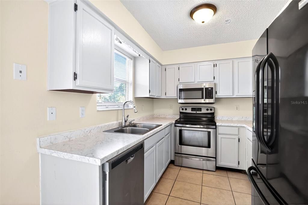 Activo con contrato: $180,000 (3 camas, 1 baños, 1296 Pies cuadrados)