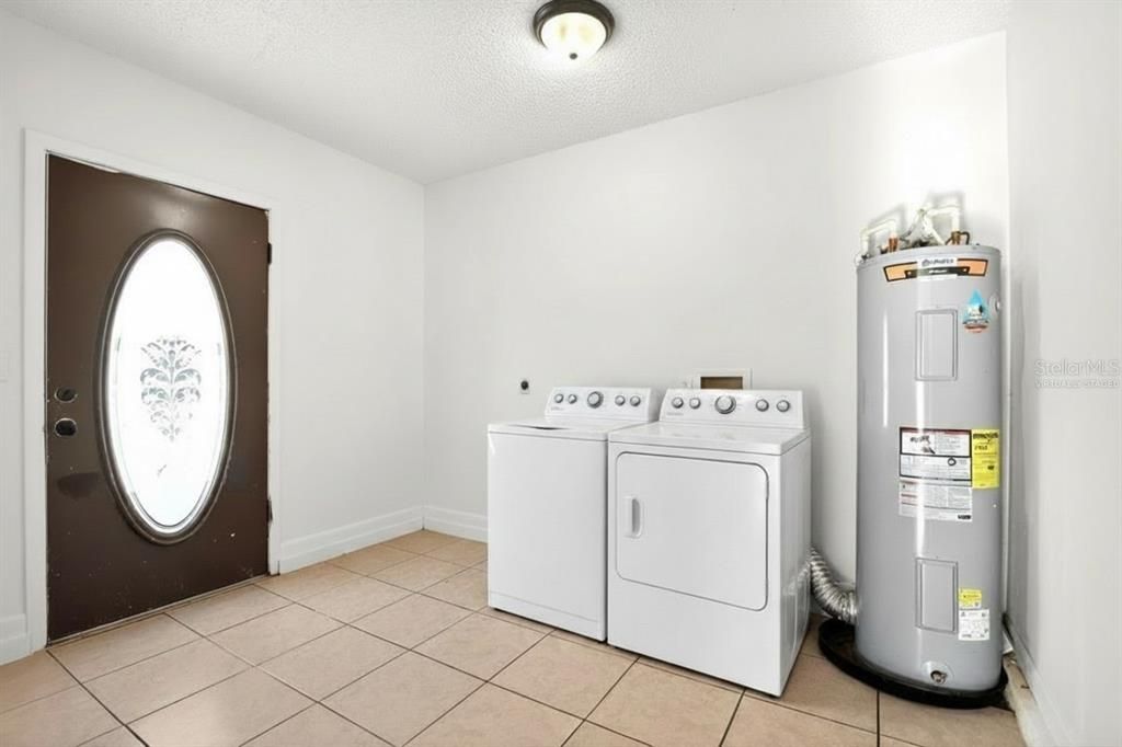 Activo con contrato: $180,000 (3 camas, 1 baños, 1296 Pies cuadrados)