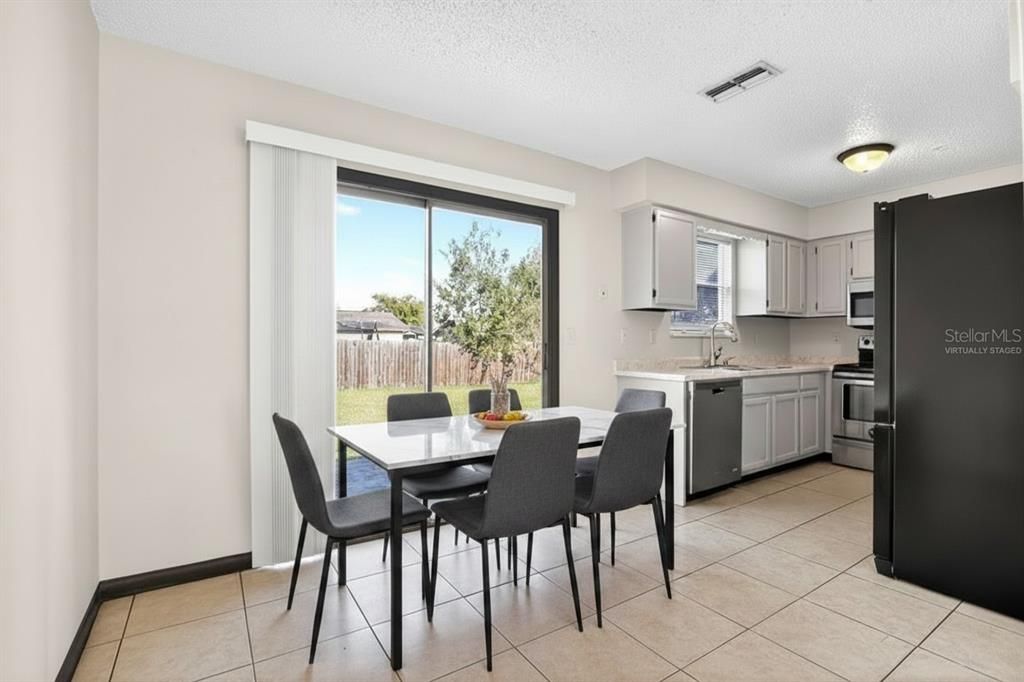 Activo con contrato: $180,000 (3 camas, 1 baños, 1296 Pies cuadrados)