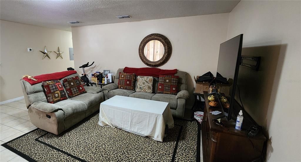 Activo con contrato: $220,000 (3 camas, 2 baños, 1271 Pies cuadrados)