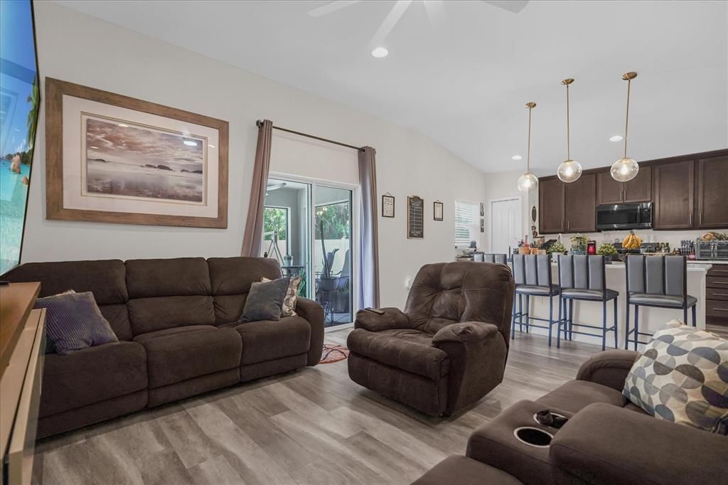 Activo con contrato: $290,000 (3 camas, 2 baños, 1452 Pies cuadrados)