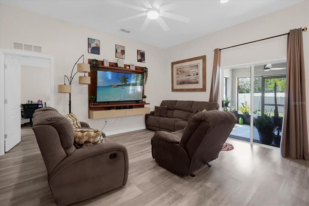 Activo con contrato: $290,000 (3 camas, 2 baños, 1452 Pies cuadrados)
