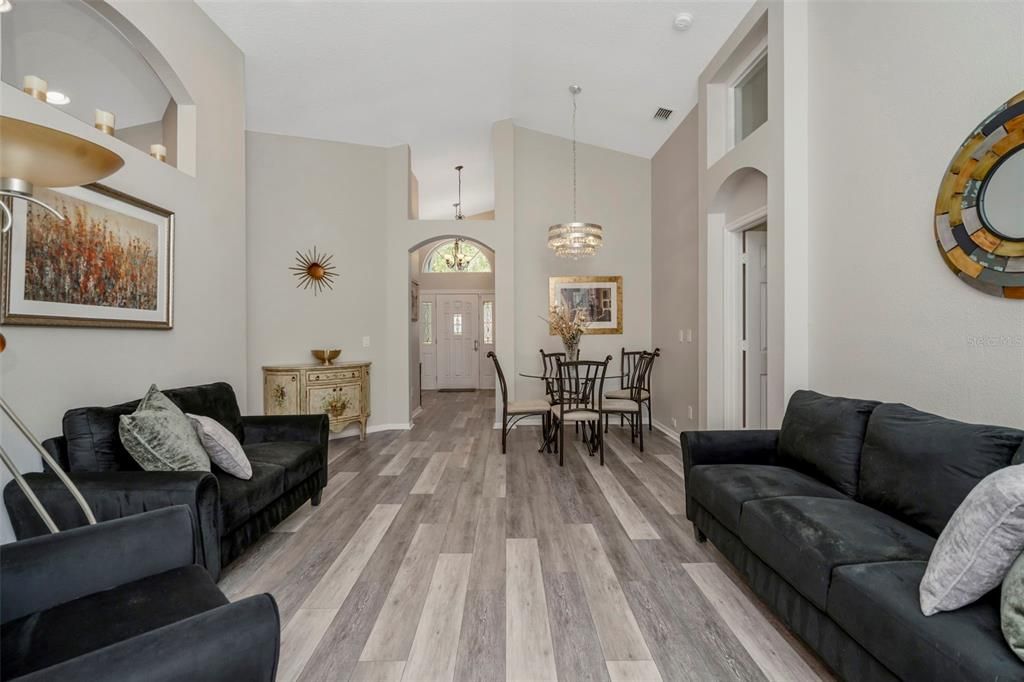 Activo con contrato: $595,000 (3 camas, 2 baños, 1720 Pies cuadrados)