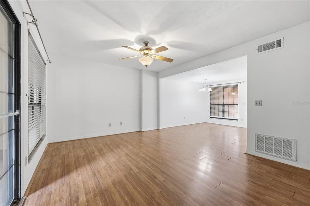 For Sale: $217,999 (3 beds, 3 baths, 1370 Square Feet)