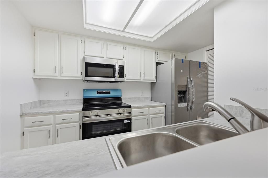 For Sale: $217,999 (3 beds, 3 baths, 1370 Square Feet)