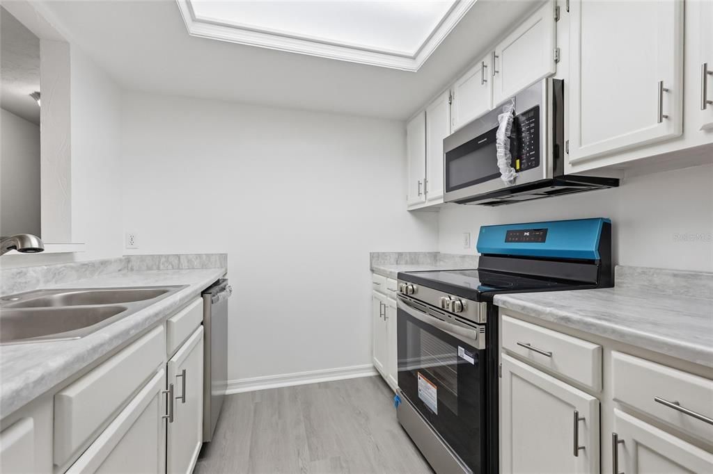For Sale: $217,999 (3 beds, 3 baths, 1370 Square Feet)