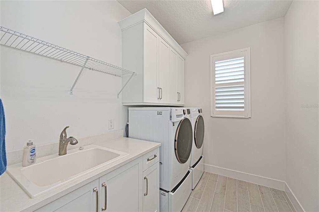 En Venta: $1,099,900 (4 camas, 2 baños, 2411 Pies cuadrados)