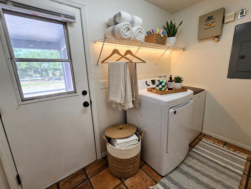 Active With Contract: $999,900 (3 beds, 2 baths, 2195 Square Feet)