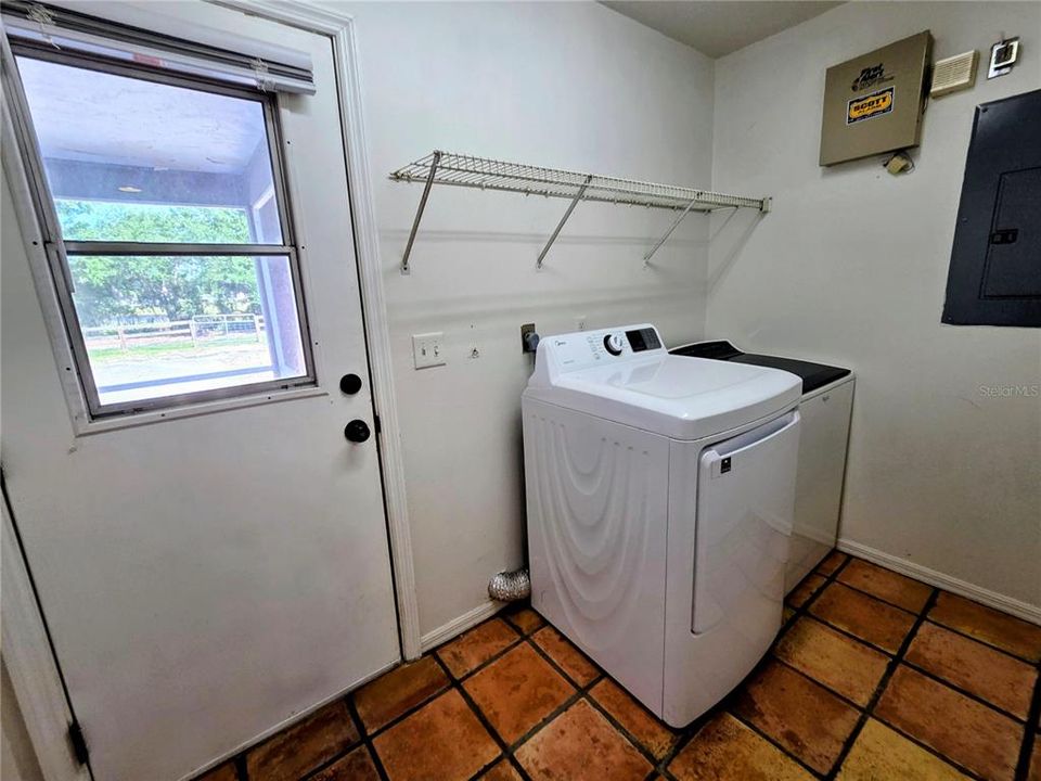 Active With Contract: $999,900 (3 beds, 2 baths, 2195 Square Feet)
