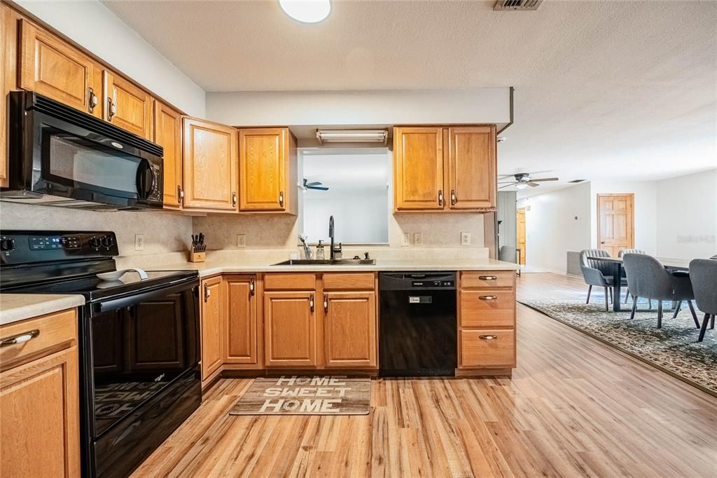 En Venta: $585,900 (3 camas, 2 baños, 2638 Pies cuadrados)