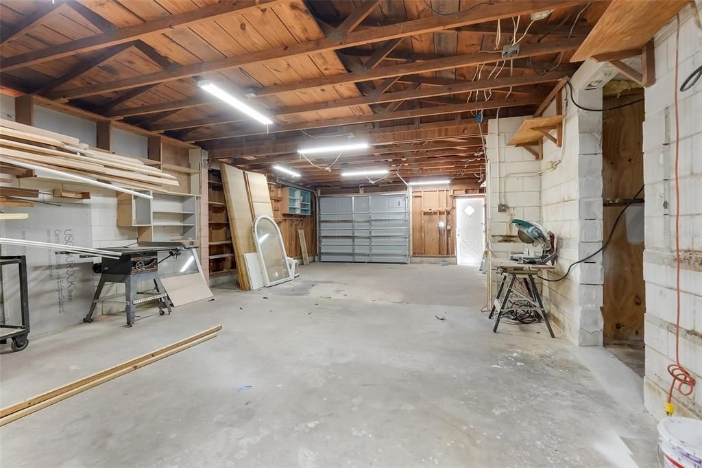 Activo con contrato: $459,000 (4 camas, 2 baños, 2256 Pies cuadrados)