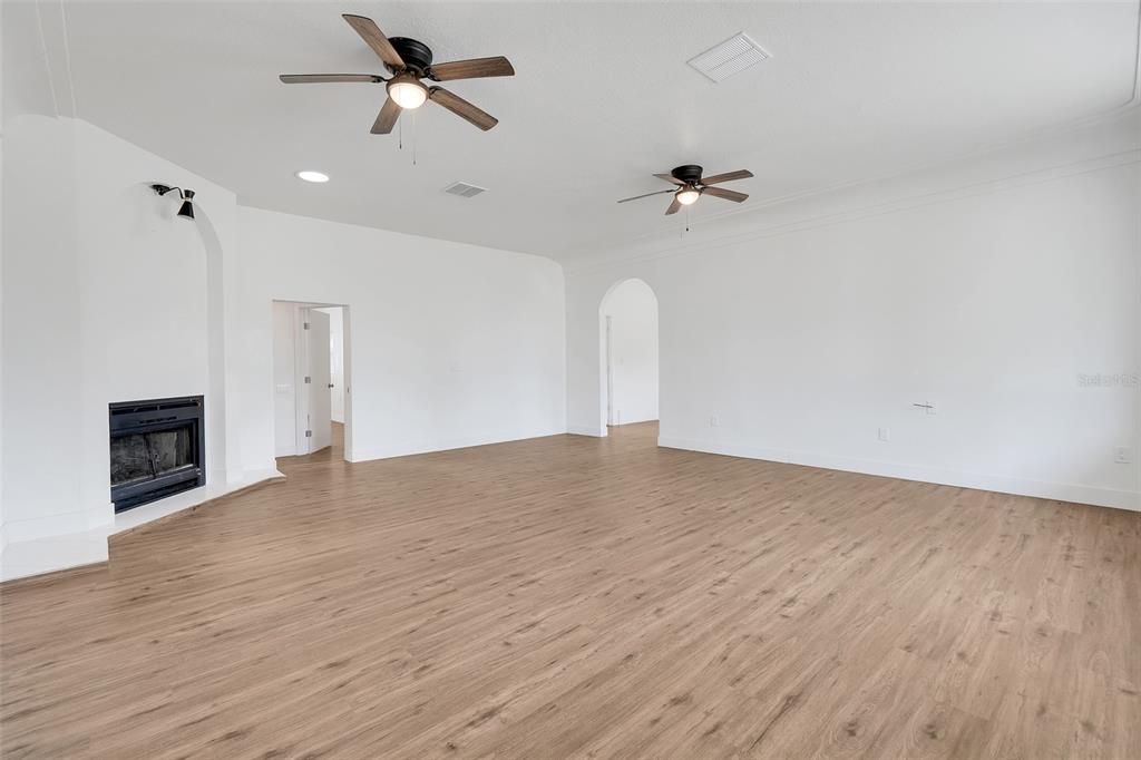 Activo con contrato: $459,000 (4 camas, 2 baños, 2256 Pies cuadrados)