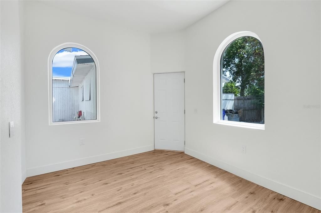 Activo con contrato: $459,000 (4 camas, 2 baños, 2256 Pies cuadrados)
