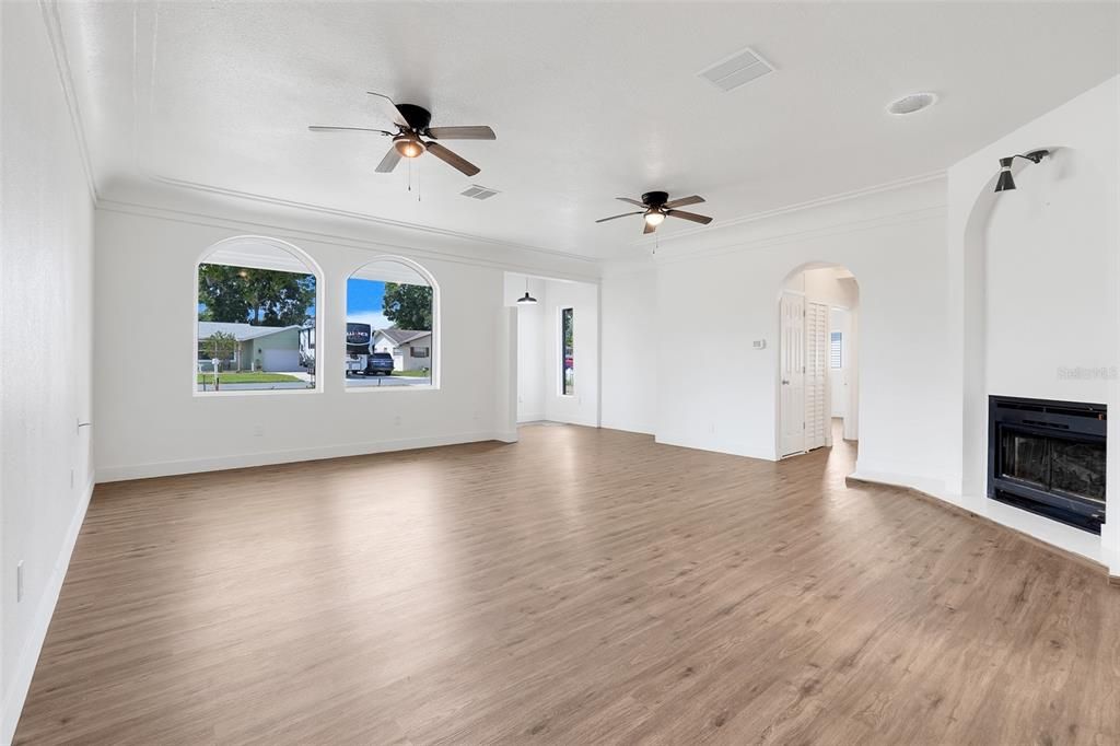 Activo con contrato: $459,000 (4 camas, 2 baños, 2256 Pies cuadrados)