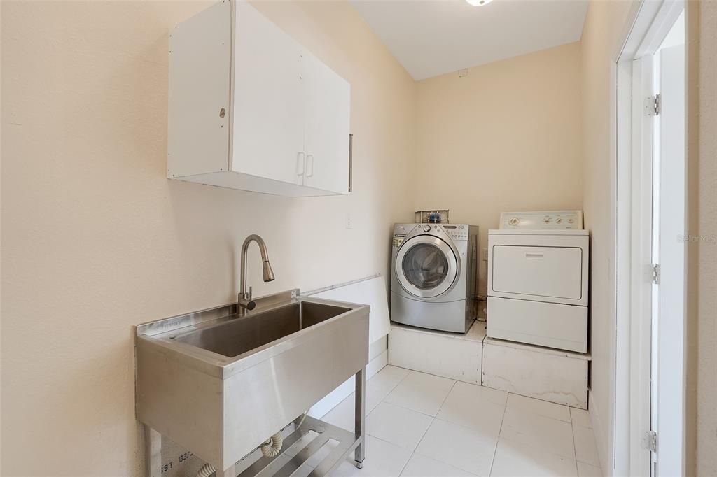 Activo con contrato: $459,000 (4 camas, 2 baños, 2256 Pies cuadrados)