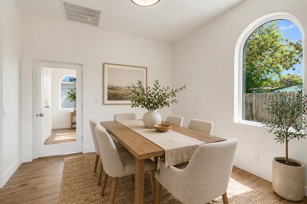 Activo con contrato: $459,000 (4 camas, 2 baños, 2256 Pies cuadrados)