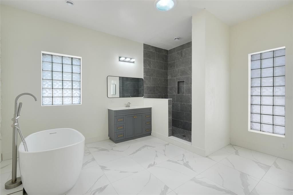 Activo con contrato: $459,000 (4 camas, 2 baños, 2256 Pies cuadrados)