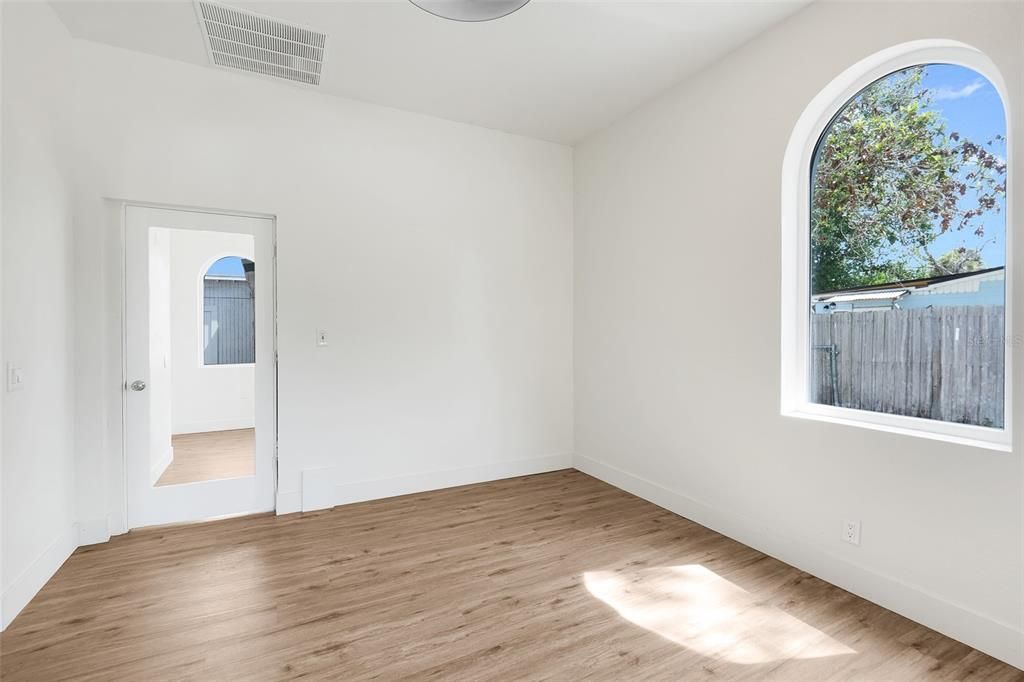 Activo con contrato: $459,000 (4 camas, 2 baños, 2256 Pies cuadrados)