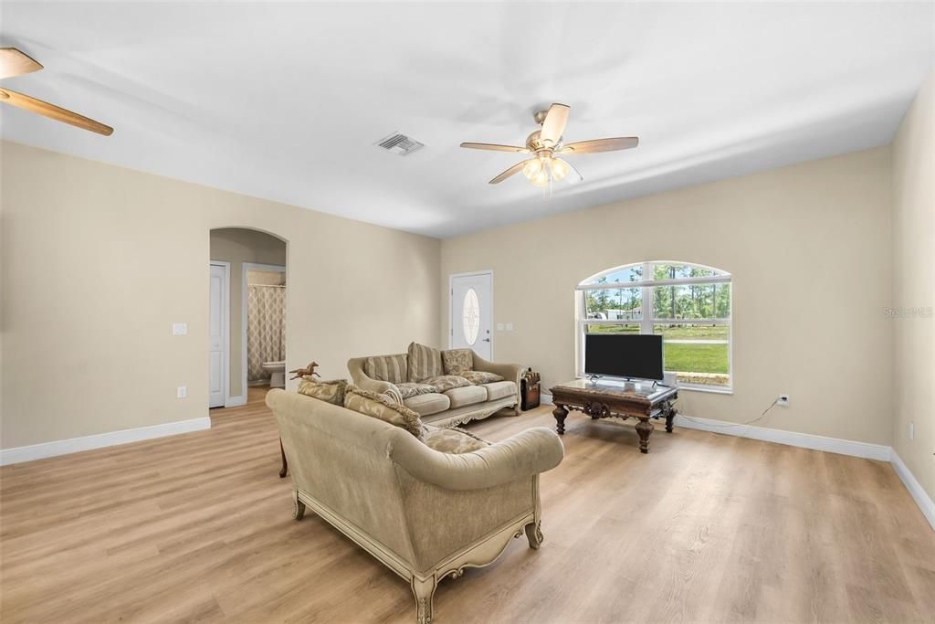 For Sale: $344,500 (3 beds, 2 baths, 1539 Square Feet)