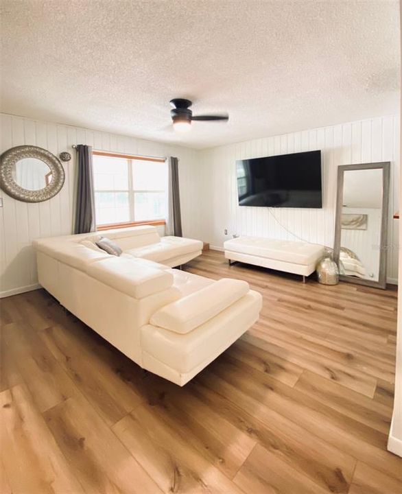 For Sale: $169,900 (2 beds, 1 baths, 1080 Square Feet)