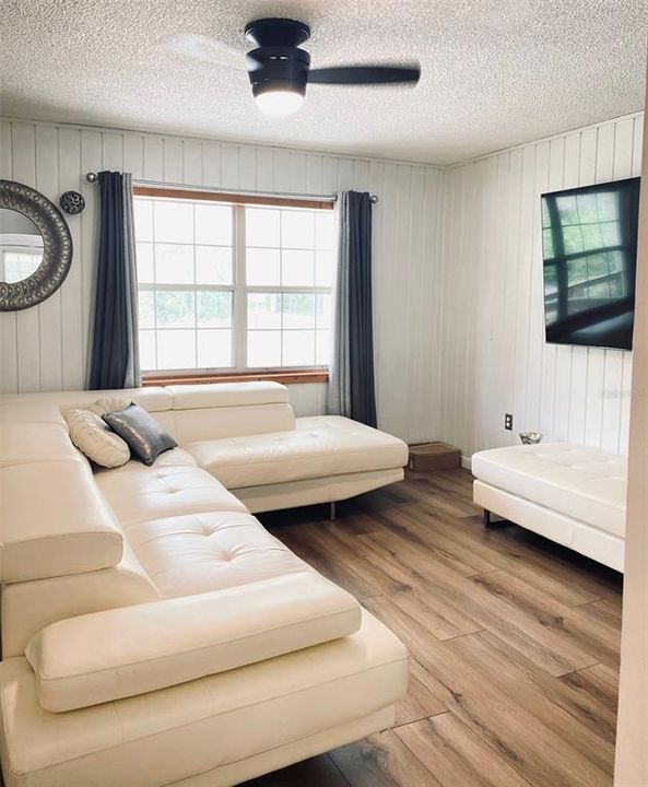 For Sale: $169,900 (2 beds, 1 baths, 1080 Square Feet)