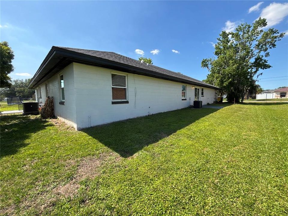 Active With Contract: $1,550 (2 beds, 1 baths, 908 Square Feet)
