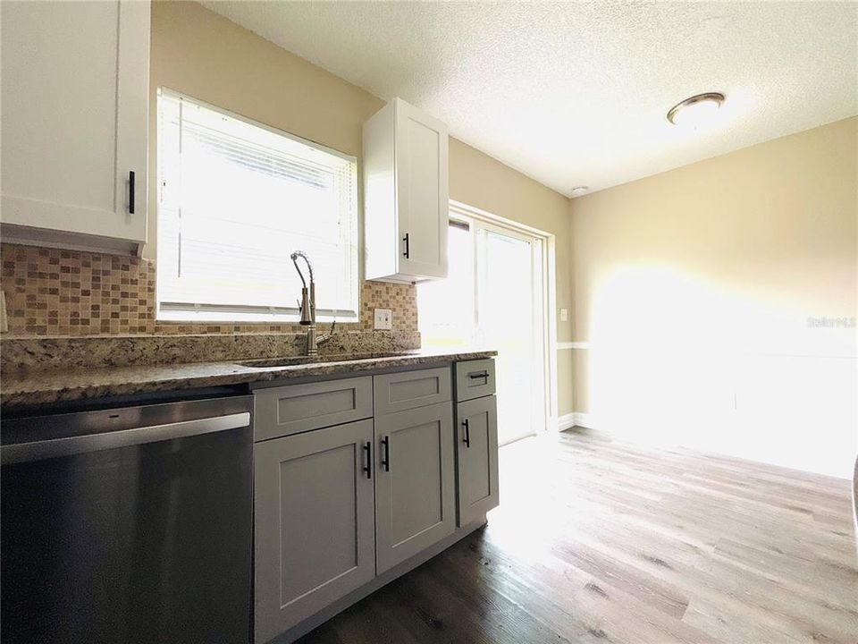 Active With Contract: $1,550 (2 beds, 1 baths, 908 Square Feet)