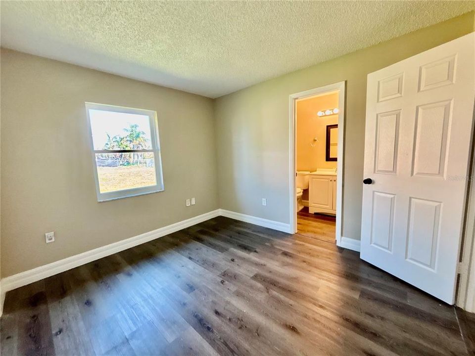 Active With Contract: $1,550 (2 beds, 1 baths, 908 Square Feet)