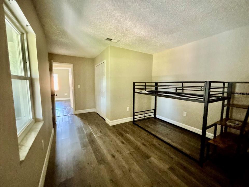 Active With Contract: $1,550 (2 beds, 1 baths, 908 Square Feet)