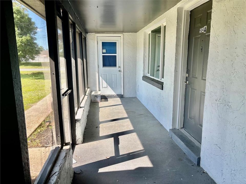 Active With Contract: $1,550 (2 beds, 1 baths, 908 Square Feet)